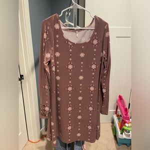 Dress with lacing on sleeves